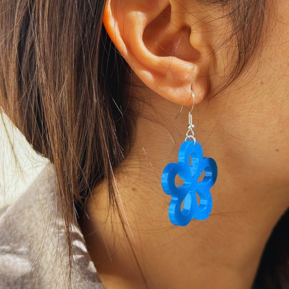 Boucles d'oreilles en résine bleue - Design floral fait main