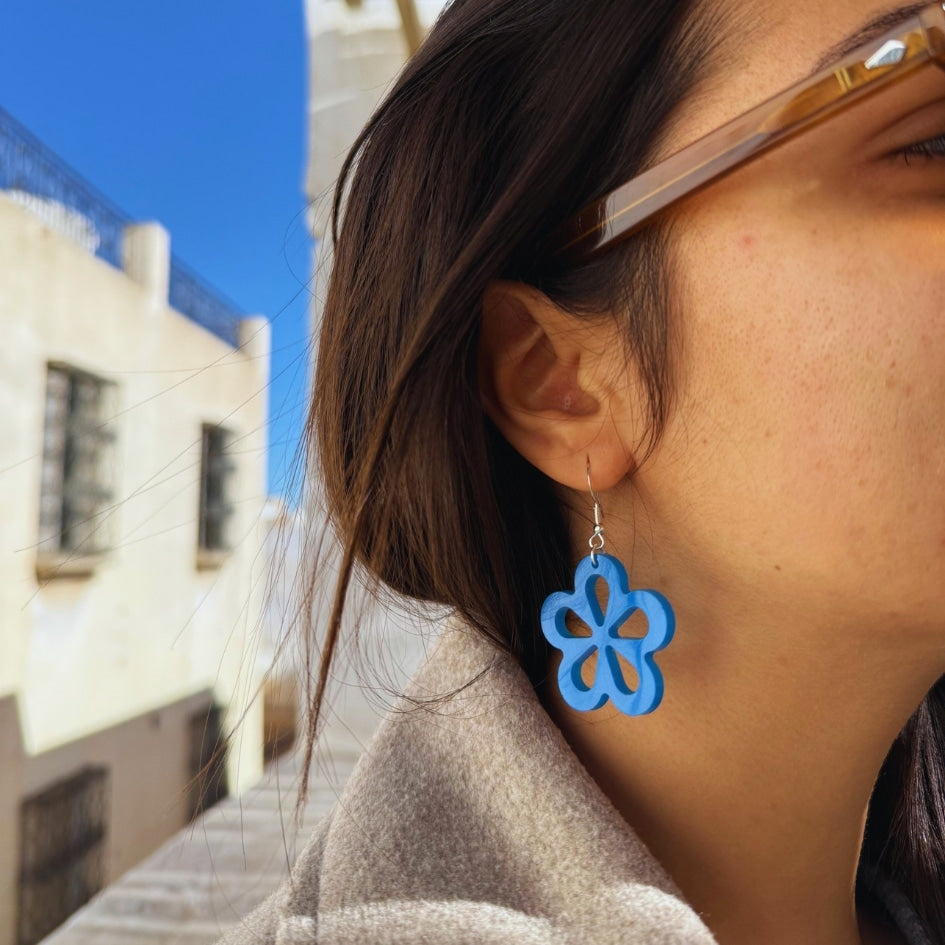 Boucles d'oreilles en résine bleue - Design floral fait main