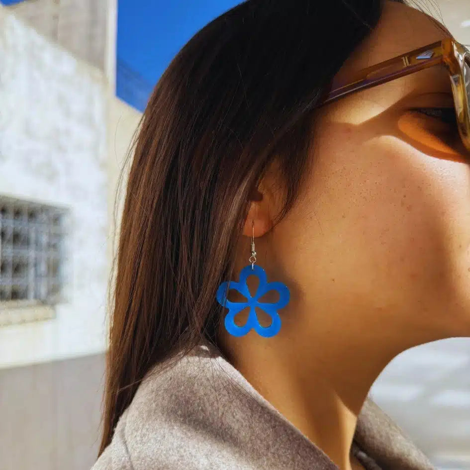Boucles d'oreilles en résine bleue - Design floral fait main