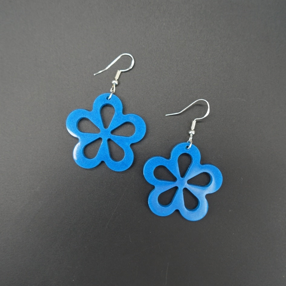 Boucles d'oreilles en résine bleue - Design floral fait main