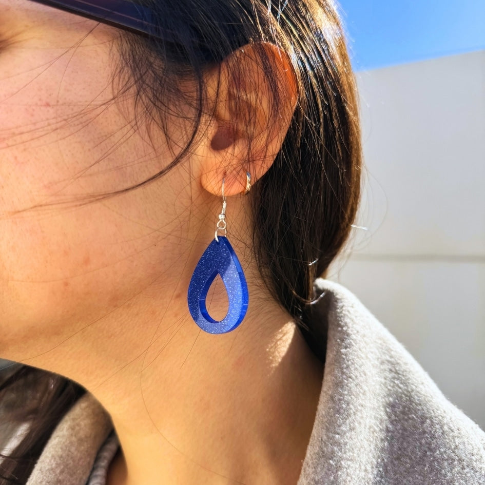 Boucles d'oreilles en résine bleue - Design goutte scintillante fait main