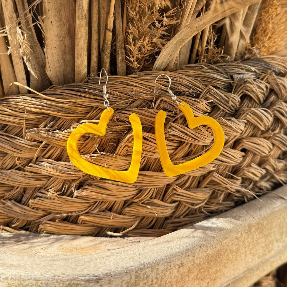 Boucles d'oreilles en résine jaune - Design cœur fait main