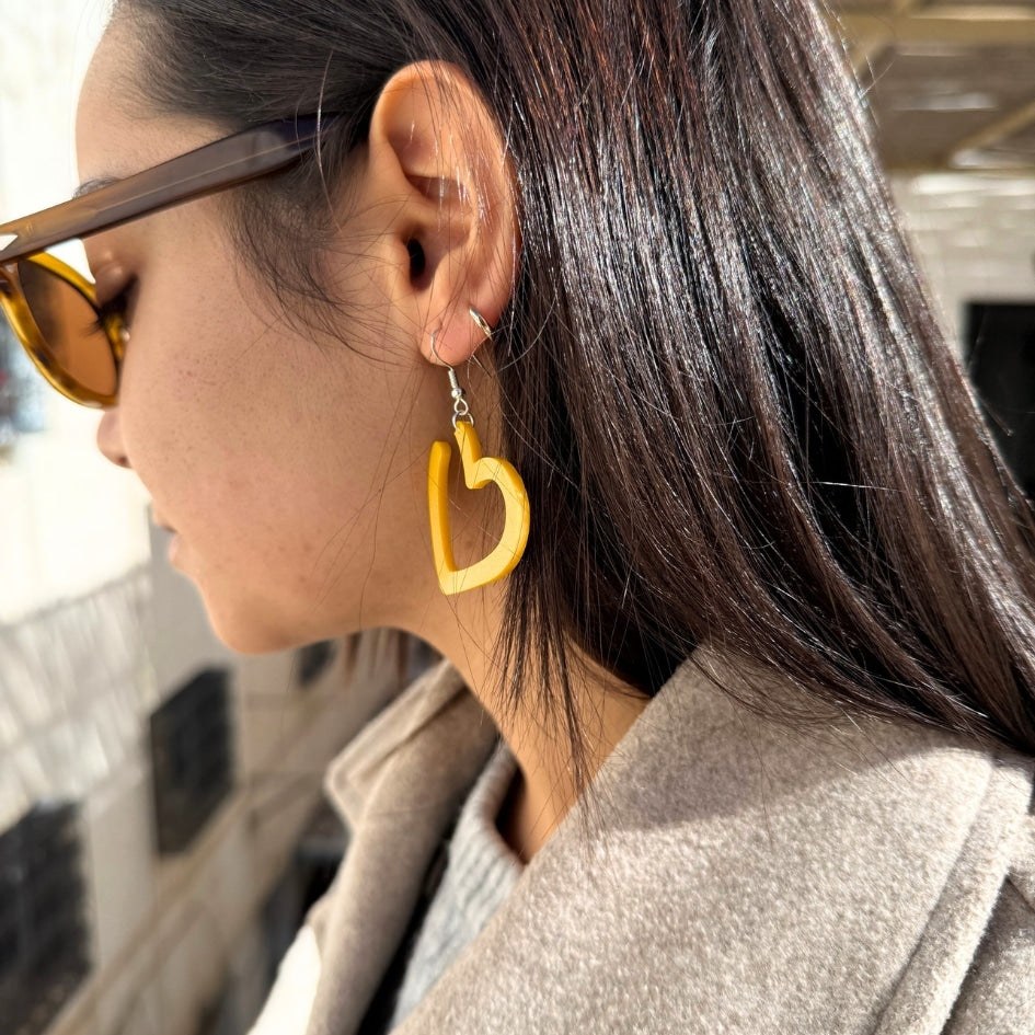 Boucles d'oreilles en résine jaune - Design cœur fait main