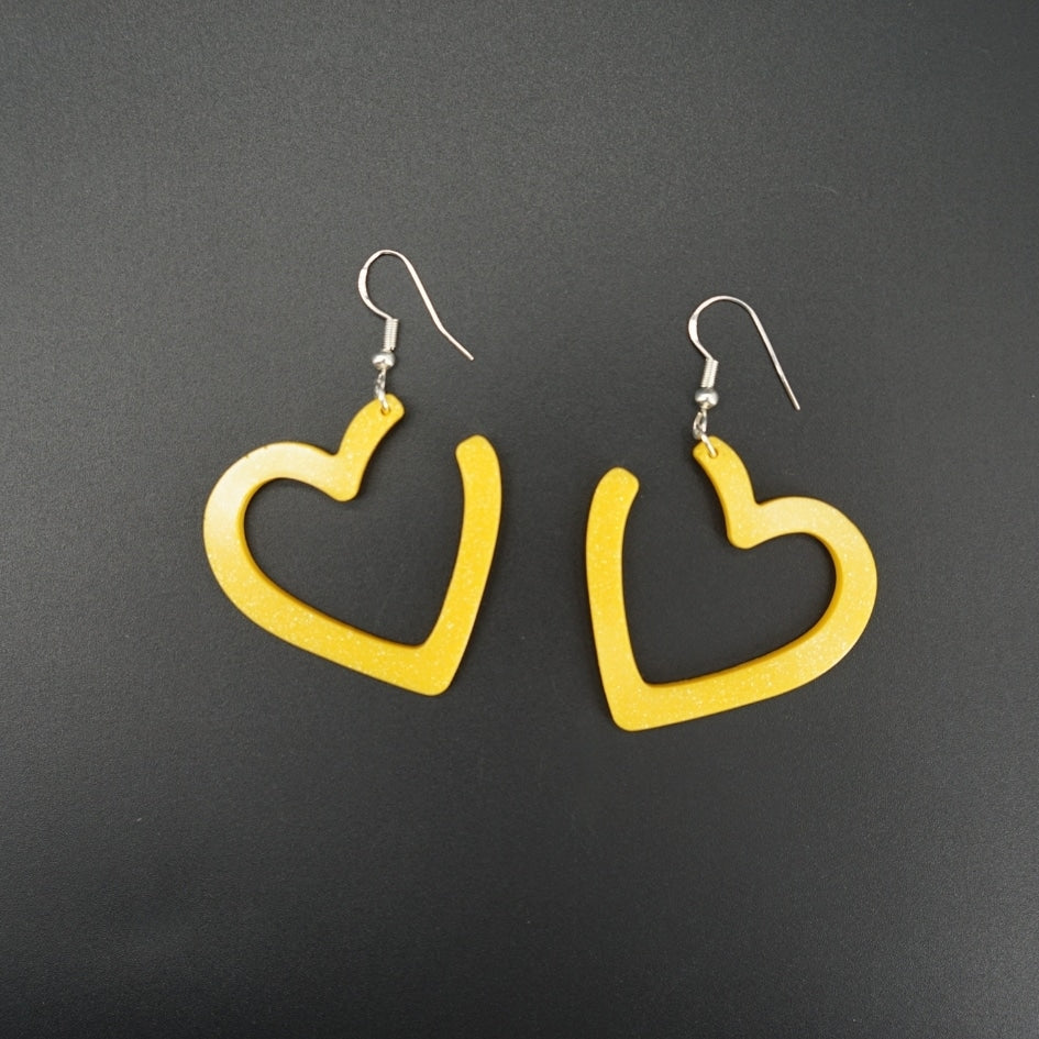 Boucles d'oreilles en résine jaune - Design cœur fait main