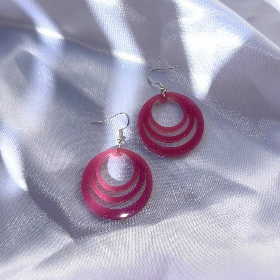 Boucles d'oreilles en résine rose - Design circulaire scintillant fait main