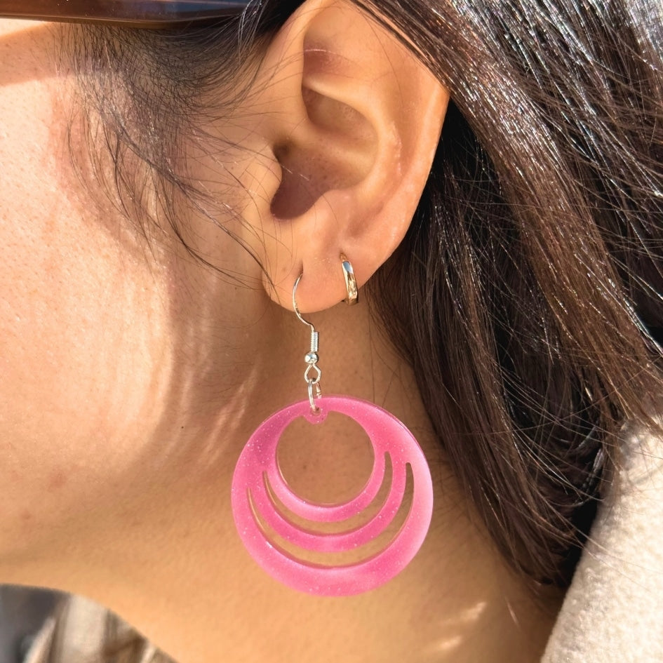 Boucles d'oreilles en résine rose - Design circulaire scintillant fait main