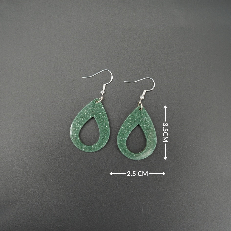 Boucles d'oreilles en résine verte - Goutte scintillante fait main