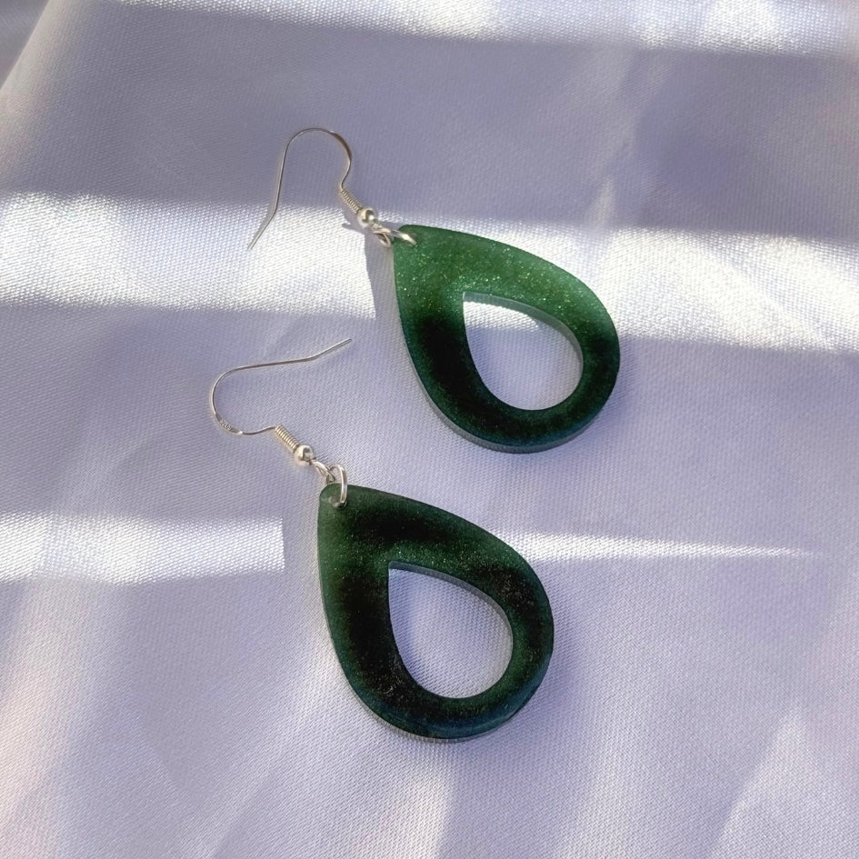 Boucles d'oreilles en résine verte - Goutte scintillante fait main