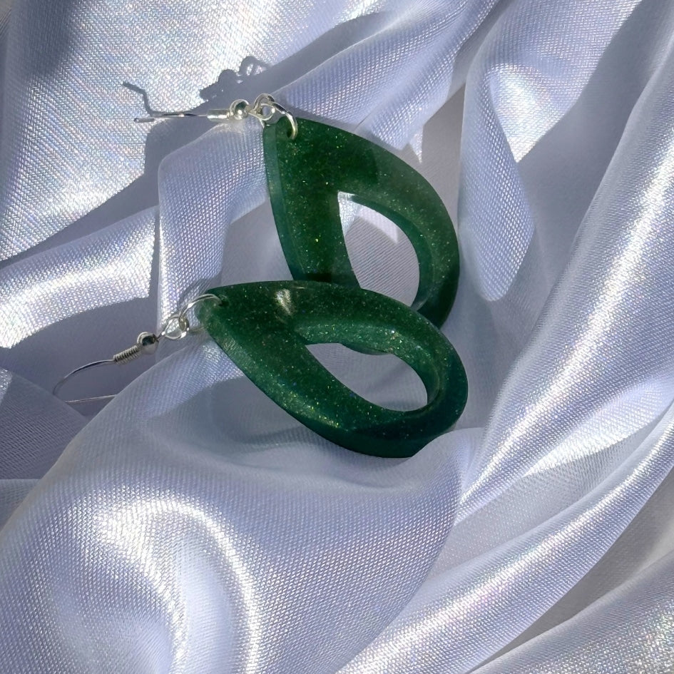 Boucles d'oreilles en résine verte - Goutte scintillante fait main