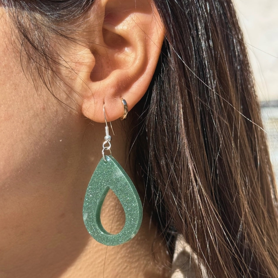Boucles d'oreilles en résine verte - Goutte scintillante fait main
