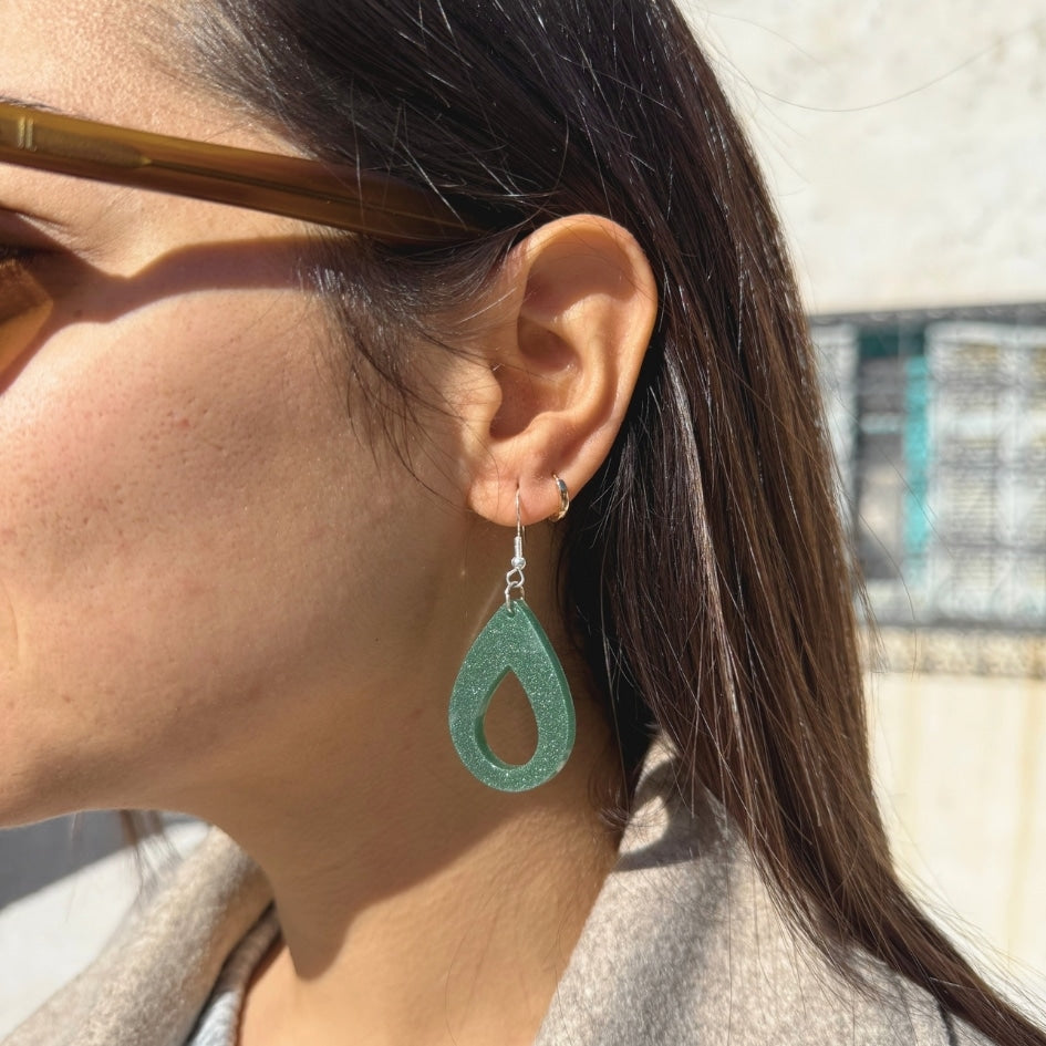 Boucles d'oreilles en résine verte - Goutte scintillante fait main