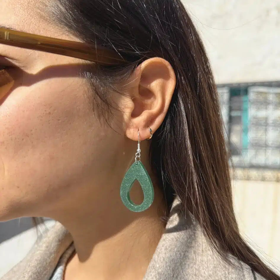 Boucles d'oreilles en résine verte - Goutte scintillante fait main