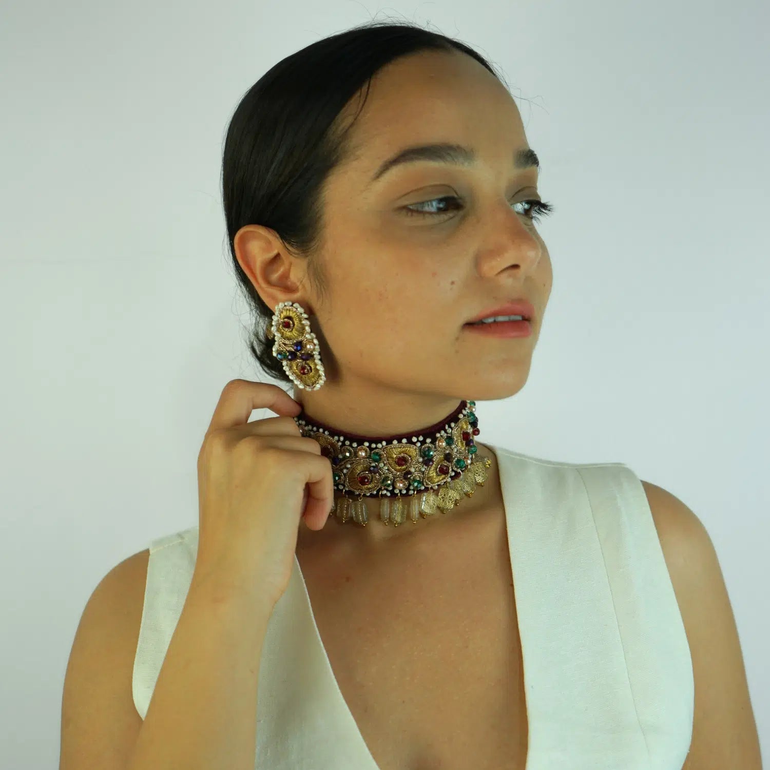 Choker et boucles d'oreilles en velours et des strass dorés