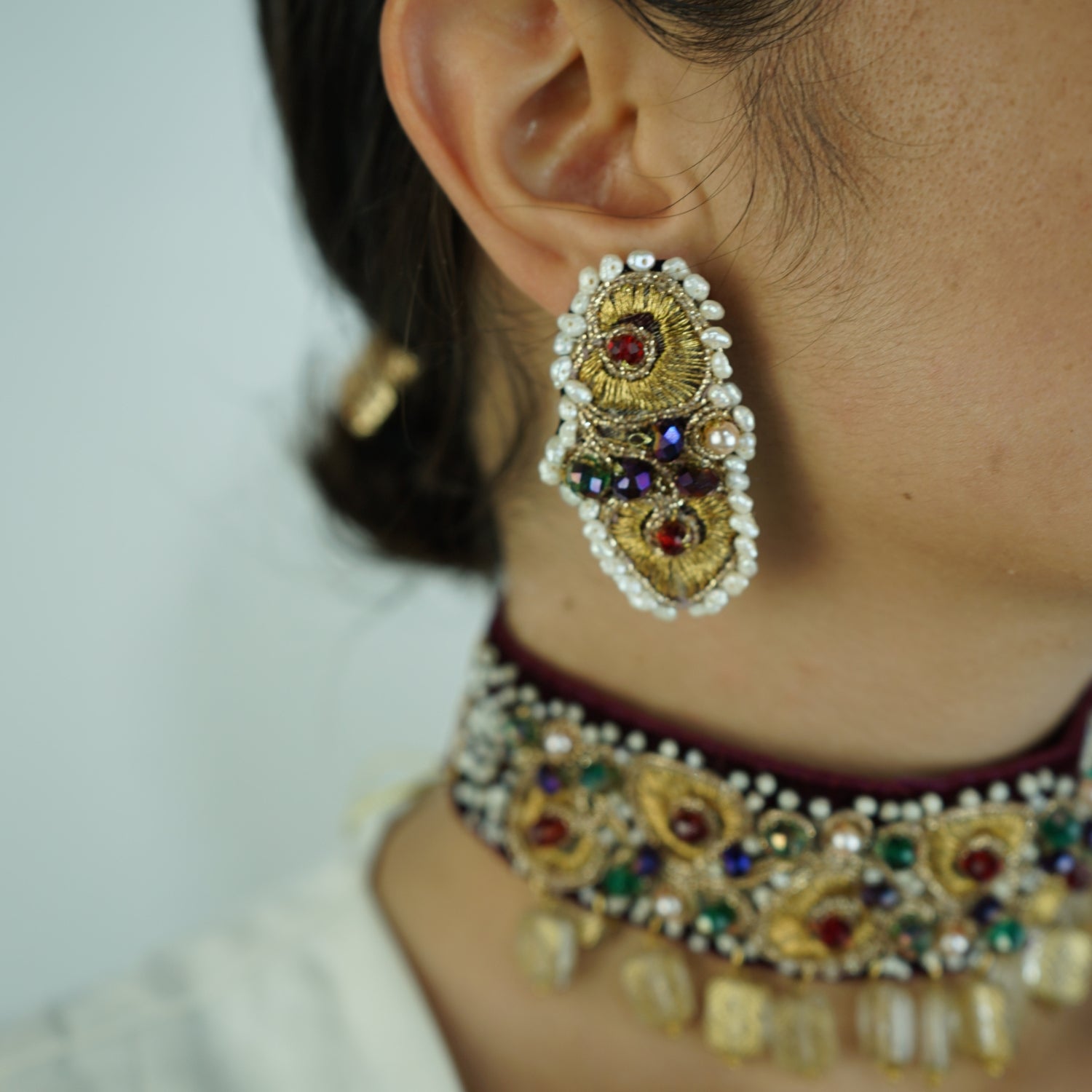 Choker et boucles d'oreilles en velours et des strass dorés