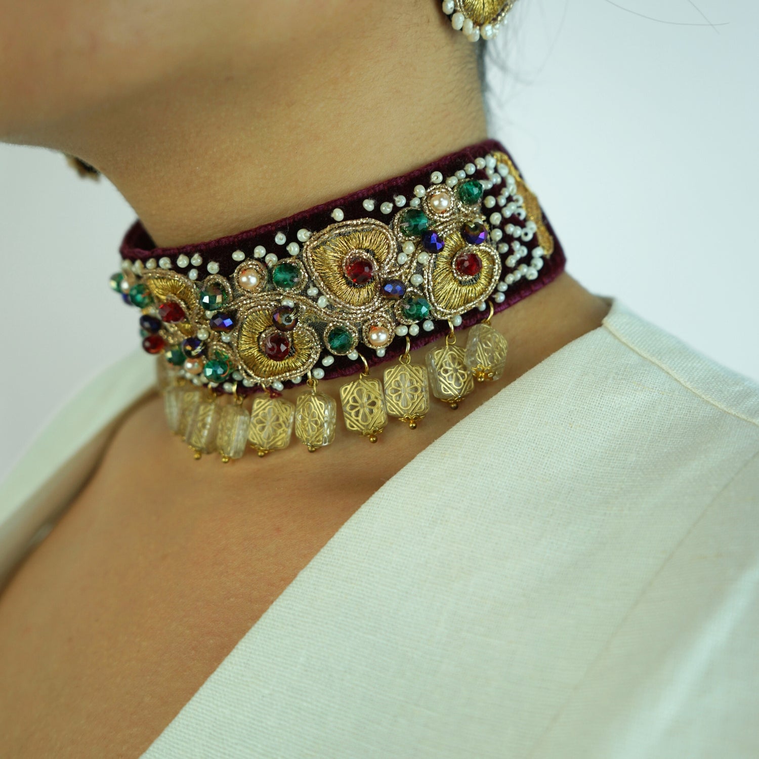 Choker et boucles d'oreilles en velours et des strass dorés