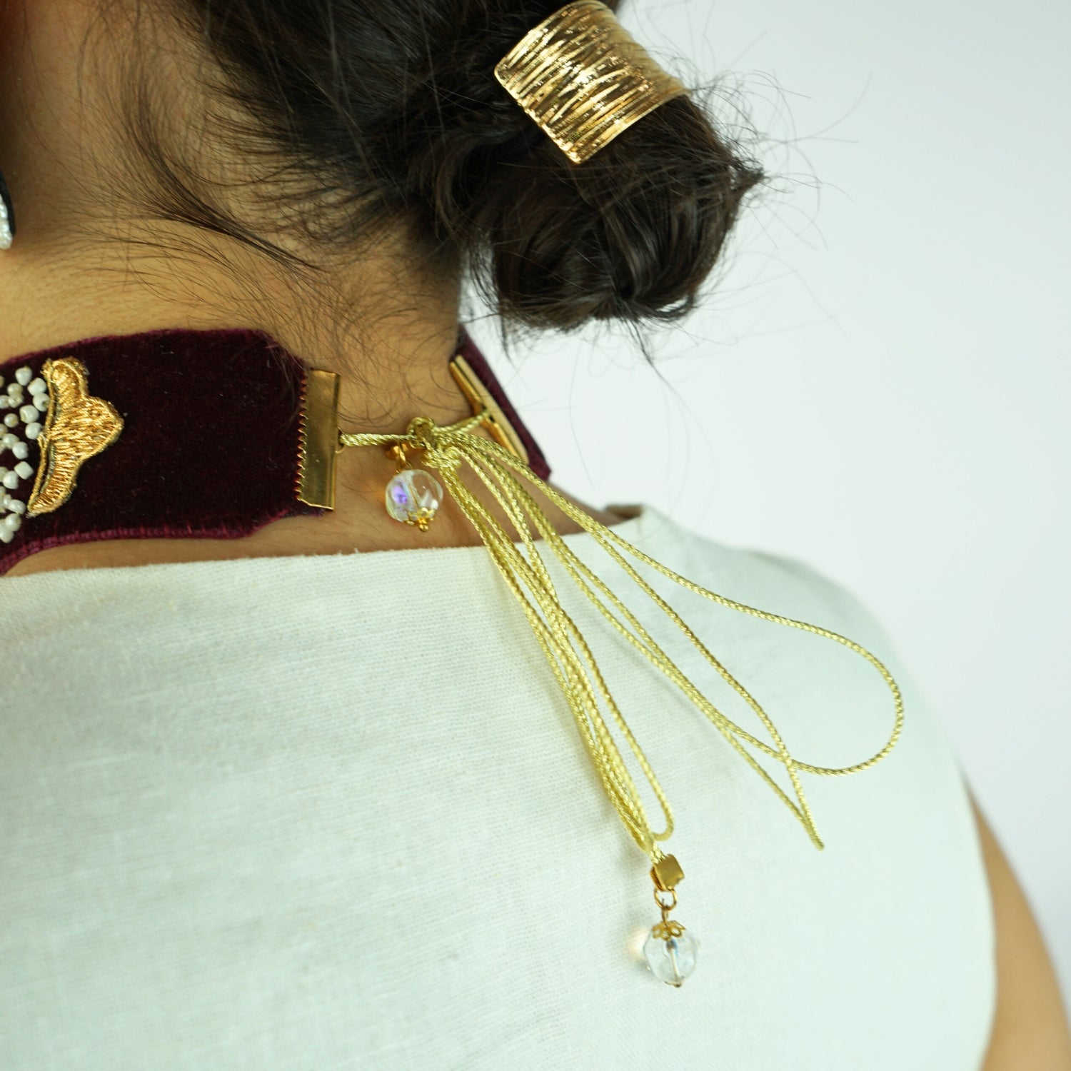 Choker et boucles d'oreilles en velours et des strass dorés