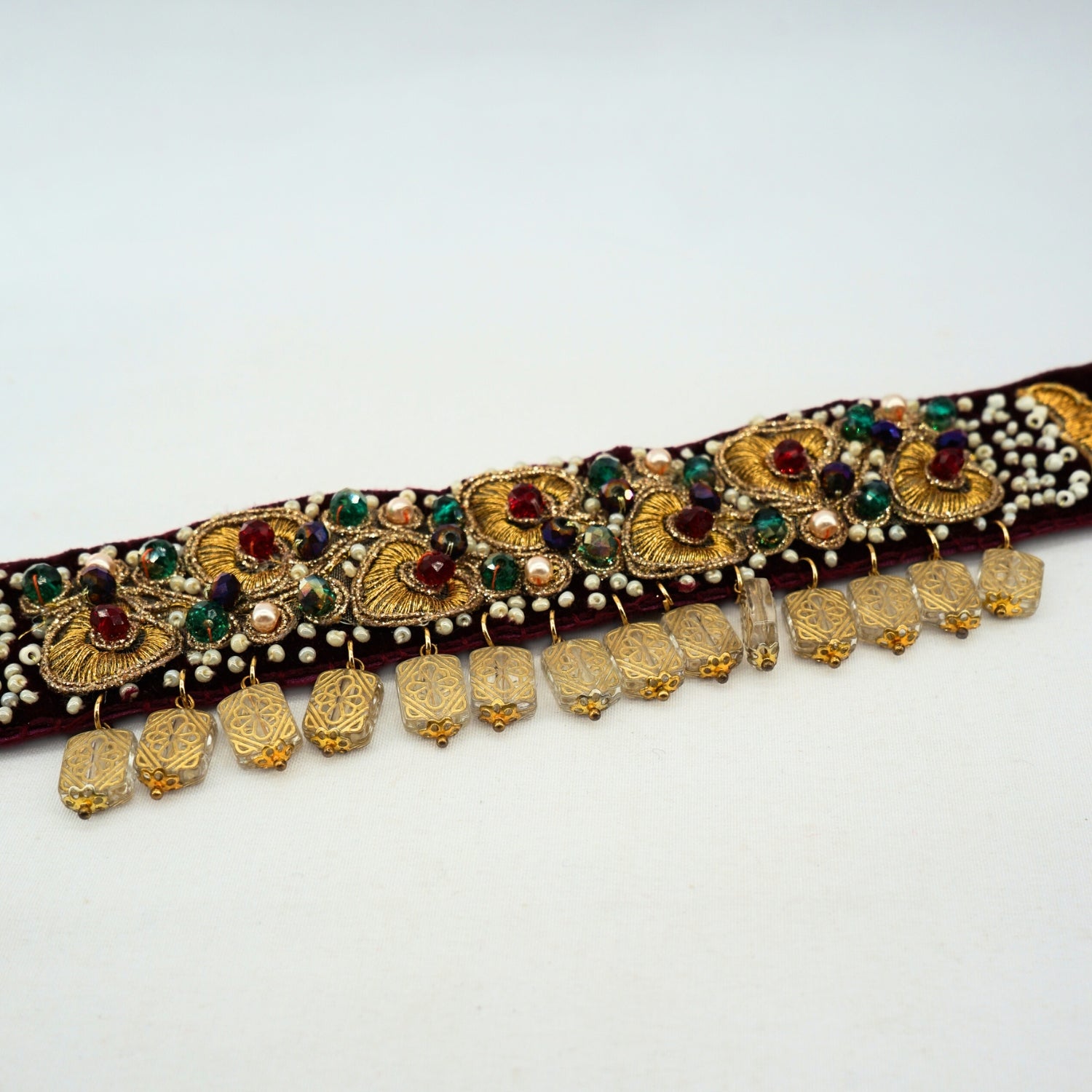 Choker et boucles d'oreilles en velours et des strass dorés