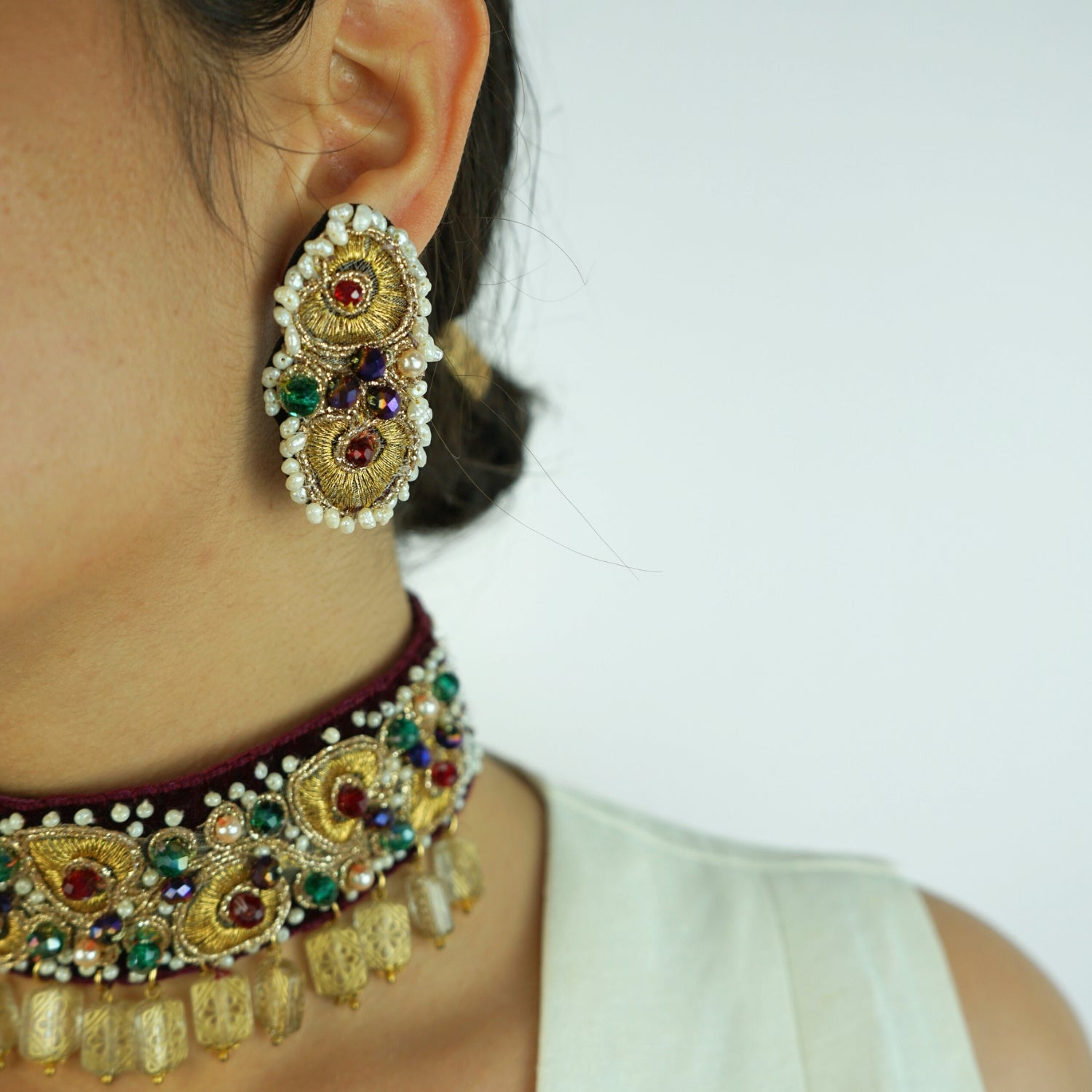 Choker et boucles d'oreilles en velours et des strass dorés