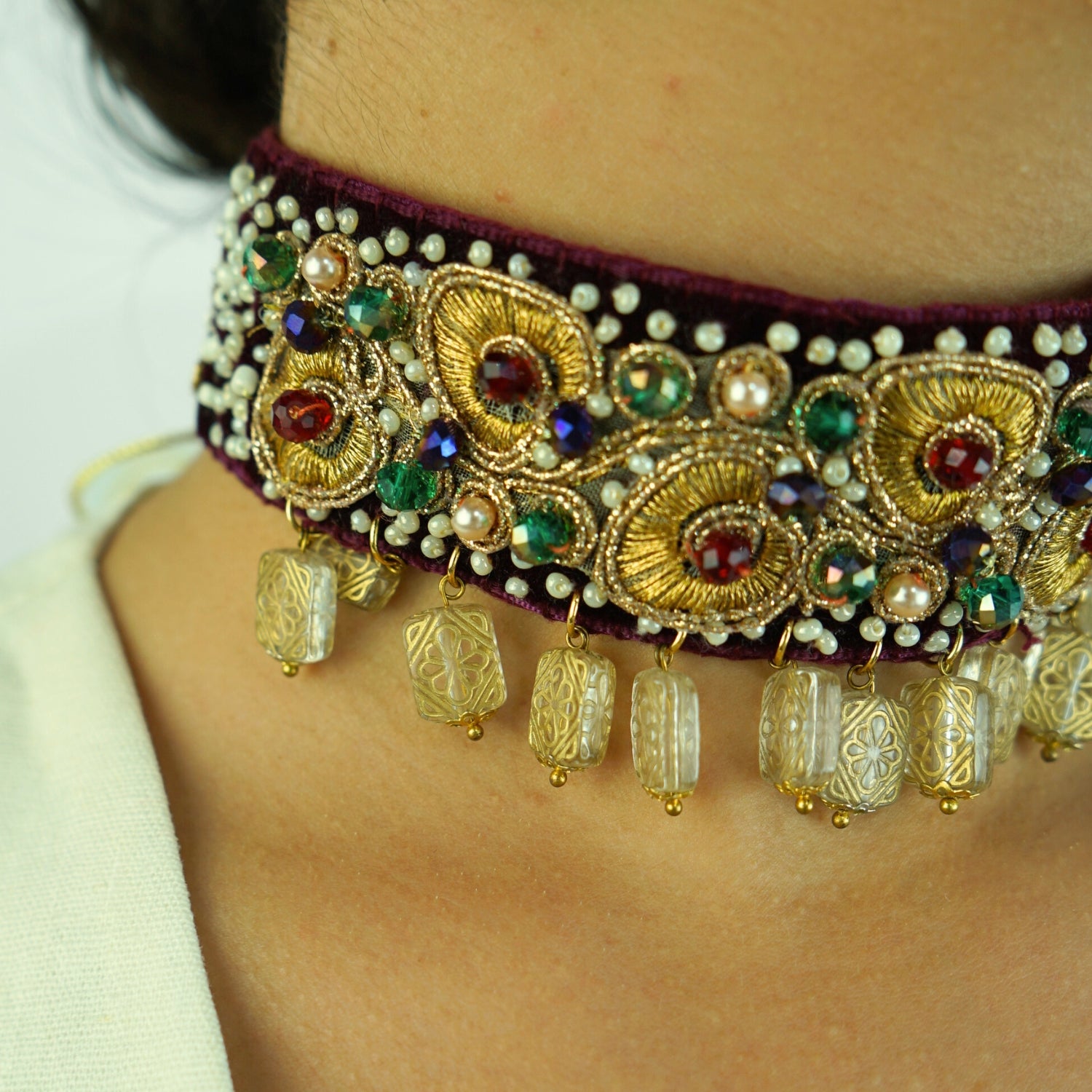 Choker et boucles d'oreilles en velours et des strass dorés