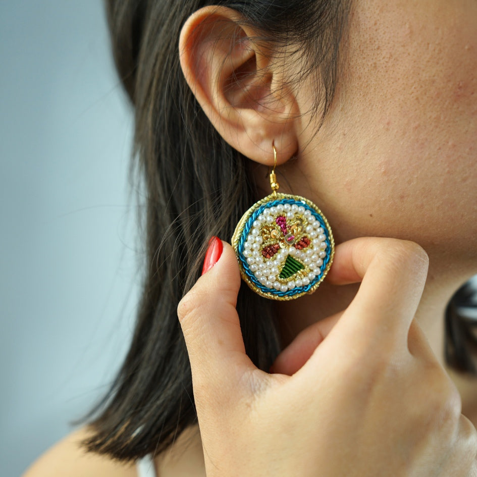 Boucles d’oreilles rondes brodées