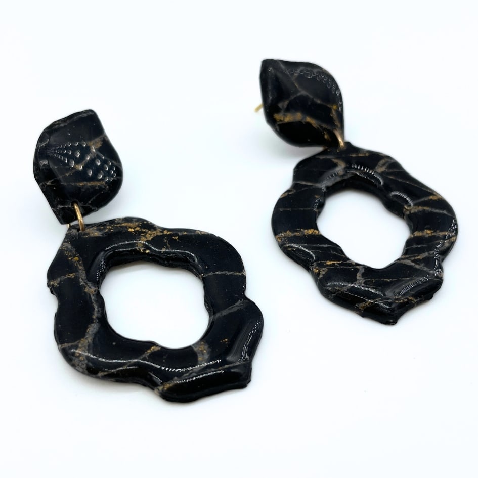 أقراط باللونين الأسود والذهبي