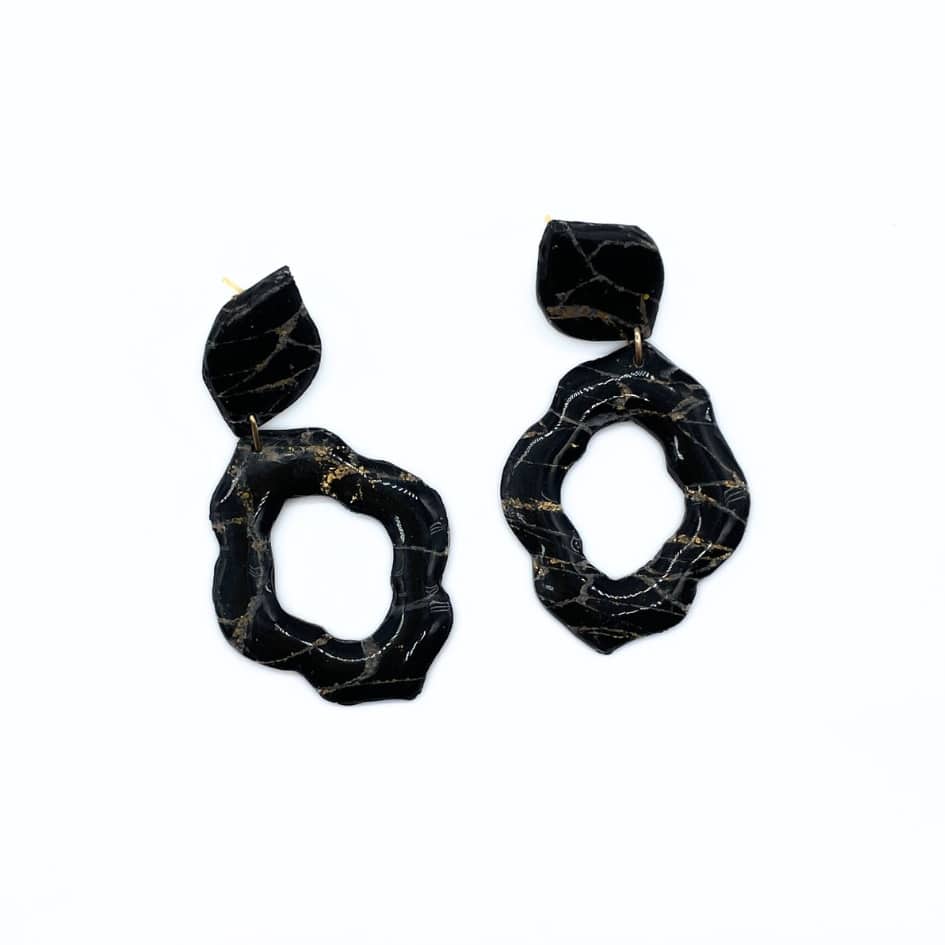 أقراط باللونين الأسود والذهبي