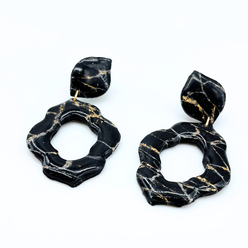 أقراط باللونين الأسود والذهبي