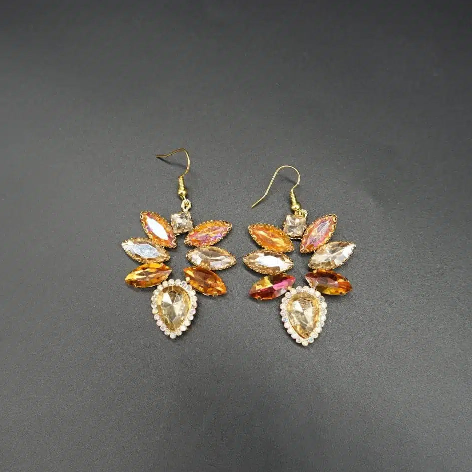 Boucles d'oreilles dorées avec pierres scintillantes