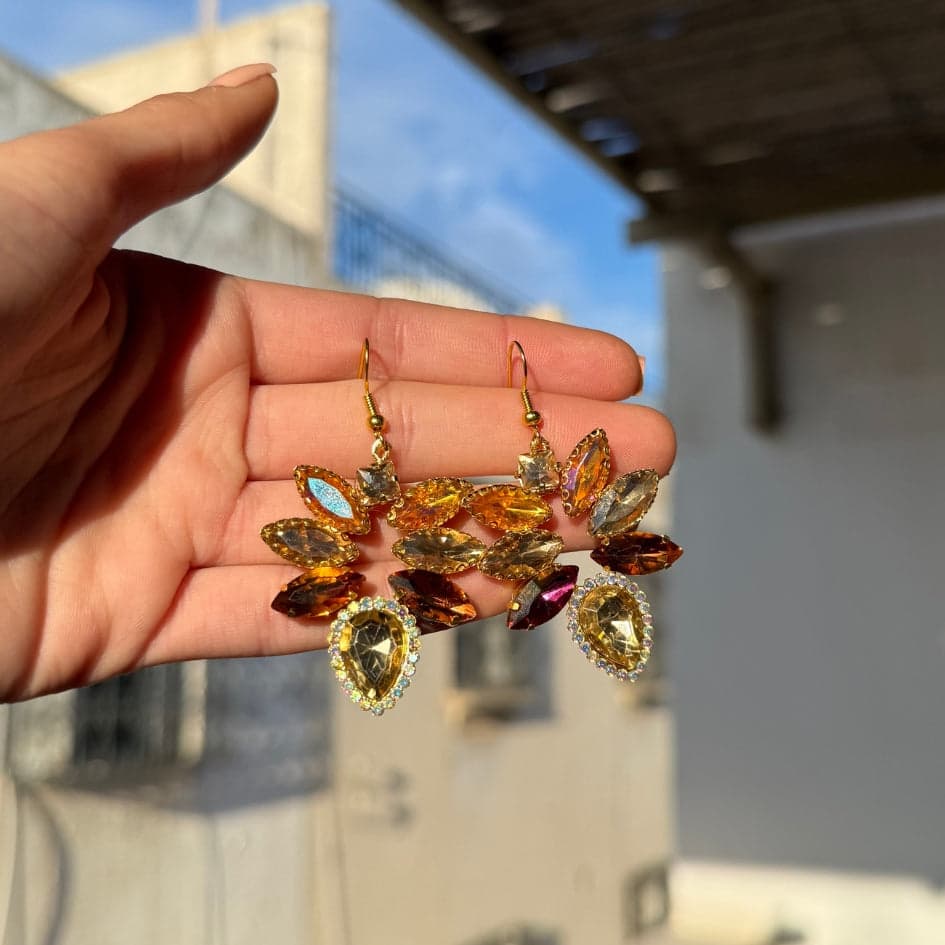 Boucles d'oreilles dorées avec pierres scintillantes