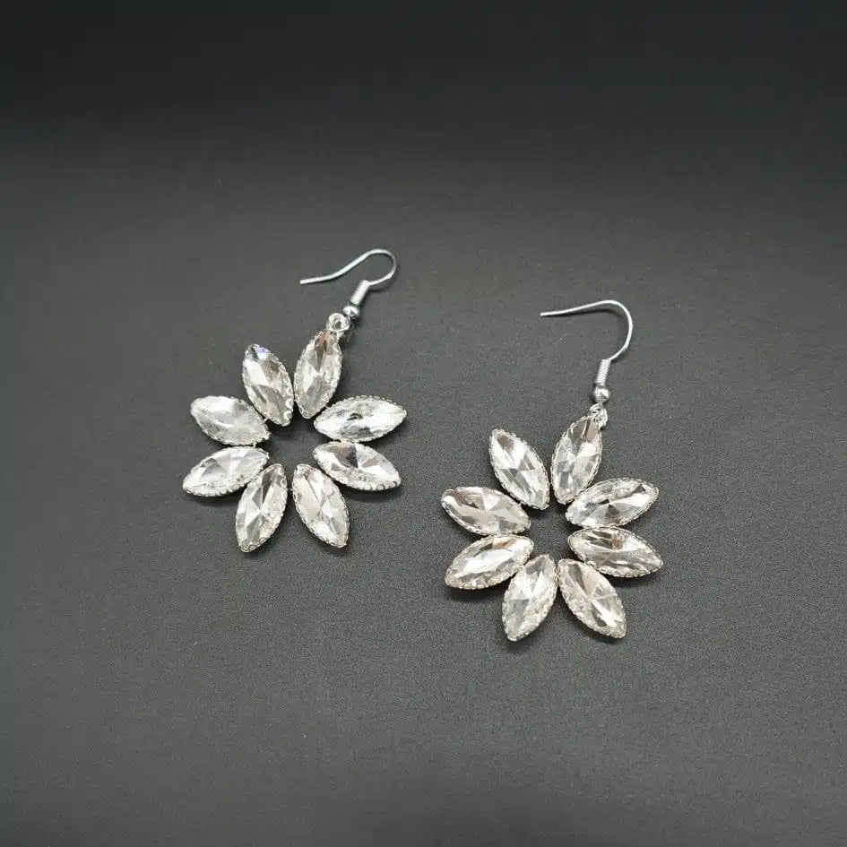 Boucles d'oreilles scintillantes avec design floral en strass