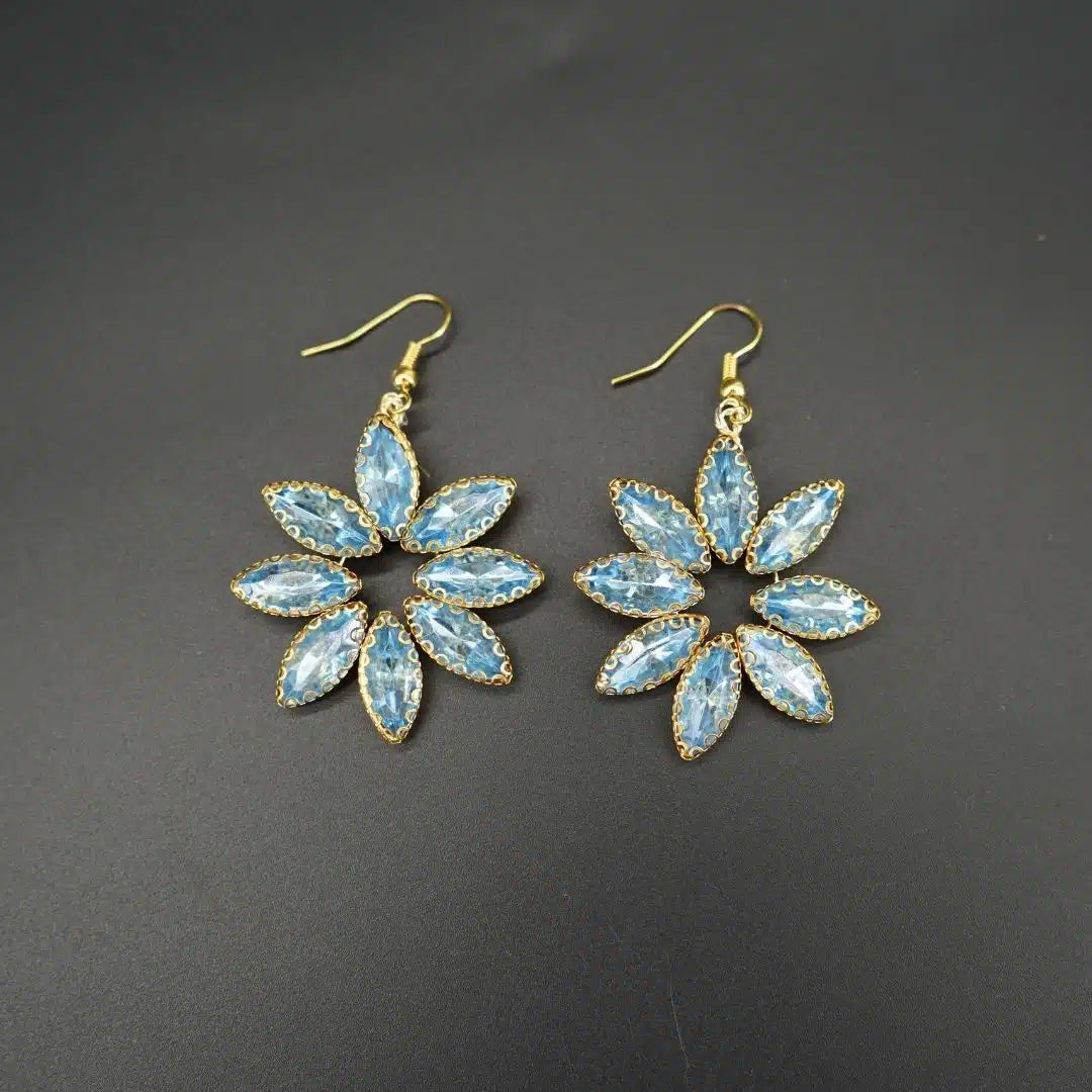 Boucles d'oreilles scintillantes avec design floral en strass bleu ciel