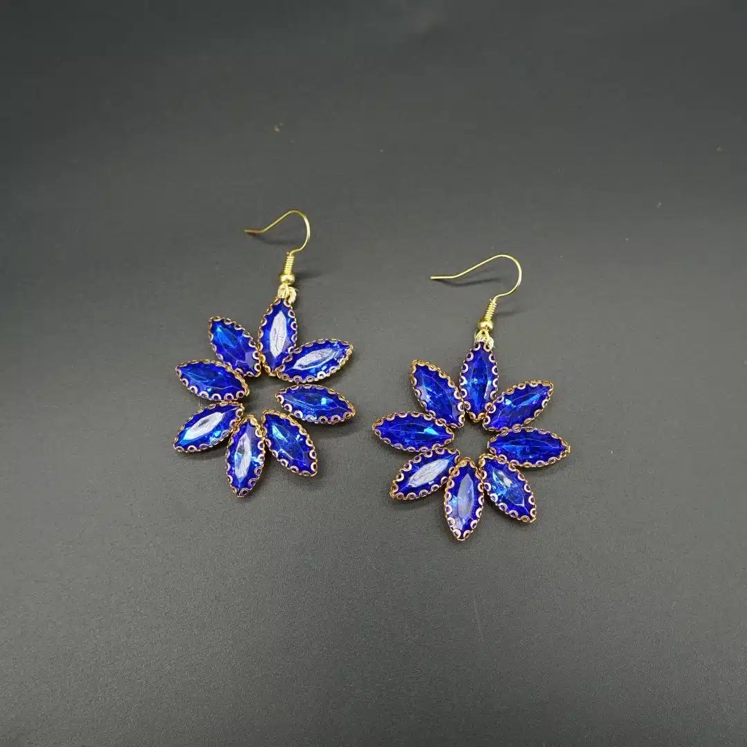 Boucles d'oreilles scintillantes avec design floral en strass bleu roi
