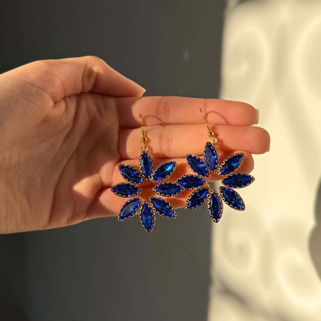 Boucles d'oreilles scintillantes avec design floral en strass bleu roi
