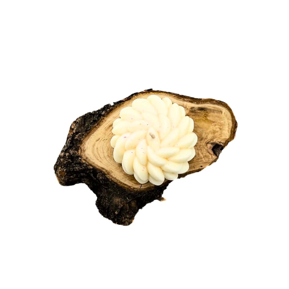 شمعة دائرية بيضاء مقوسة برائحة العود الملكي