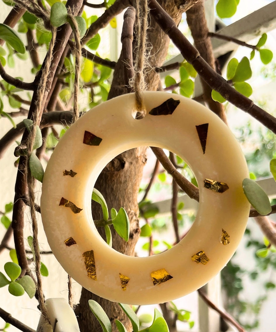 شمعة دائرية معلقة برائحة زهر البرتقال