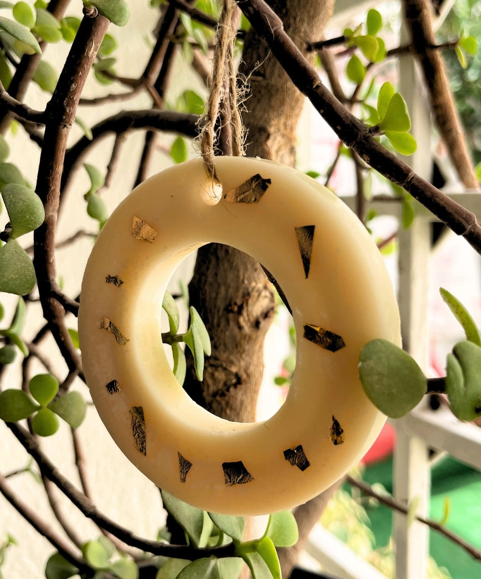 شمعة دائرية معلقة برائحة زهر البرتقال