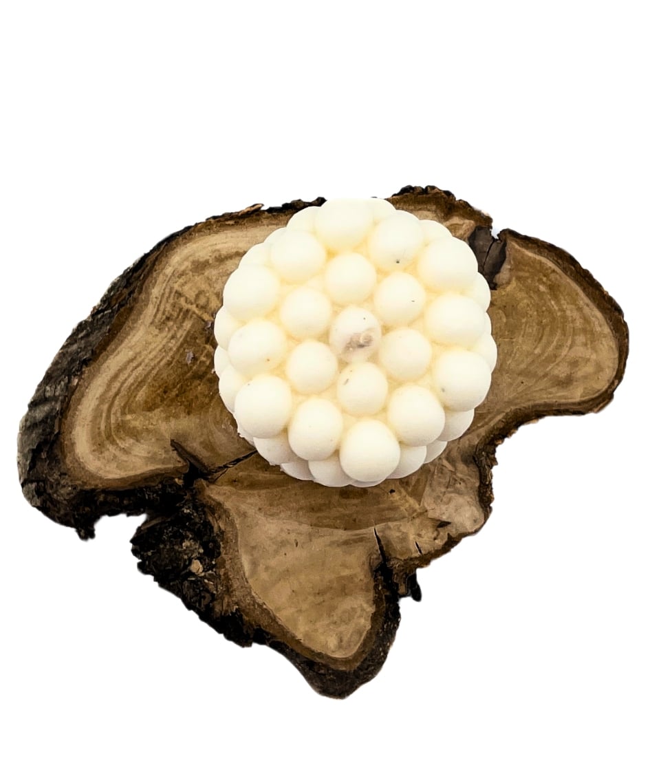 شمعة بيضاء طويلة على شكل فقاعات مع رائحة الفانيليا