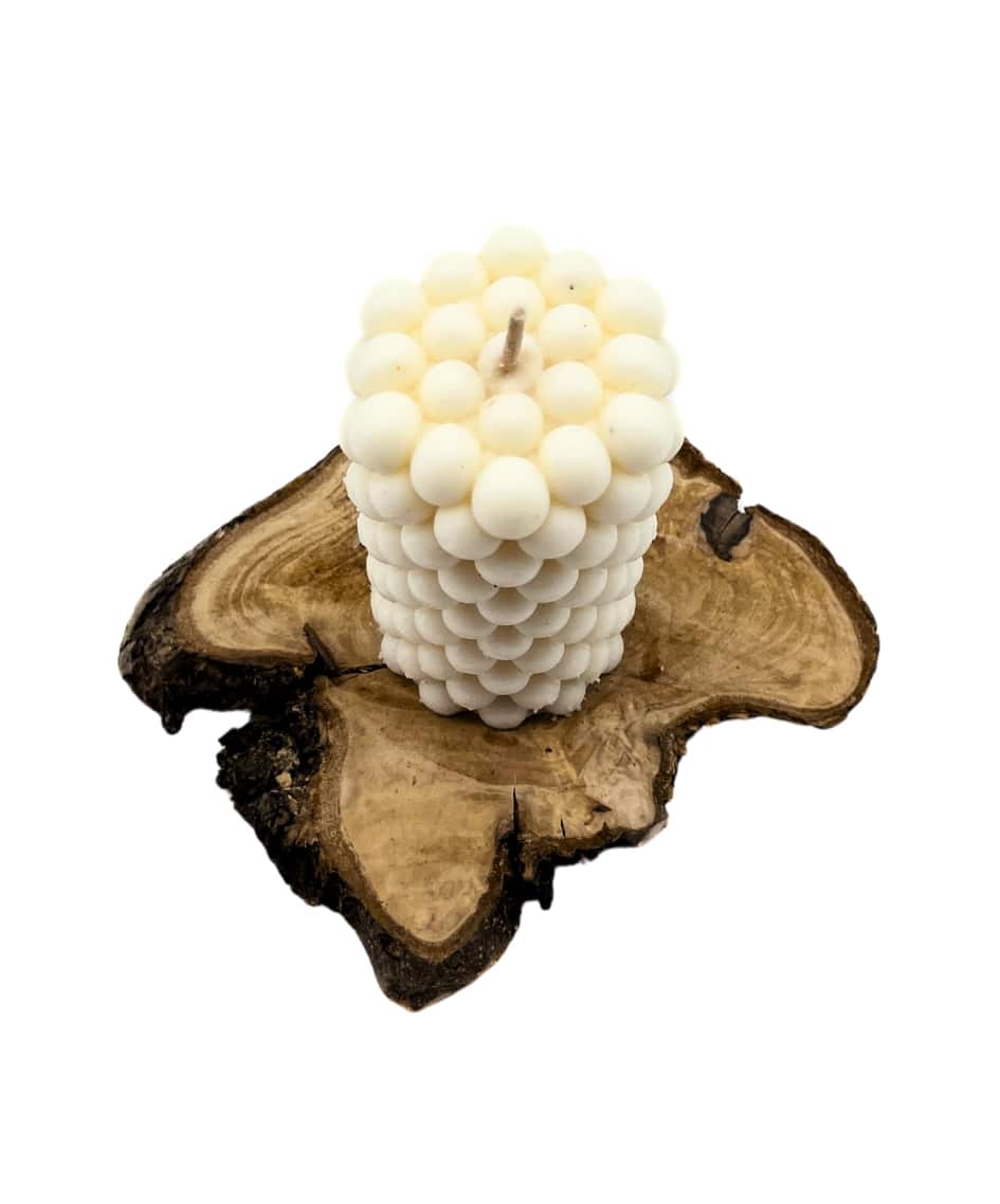 شمعة بيضاء طويلة على شكل فقاعات مع رائحة الفانيليا