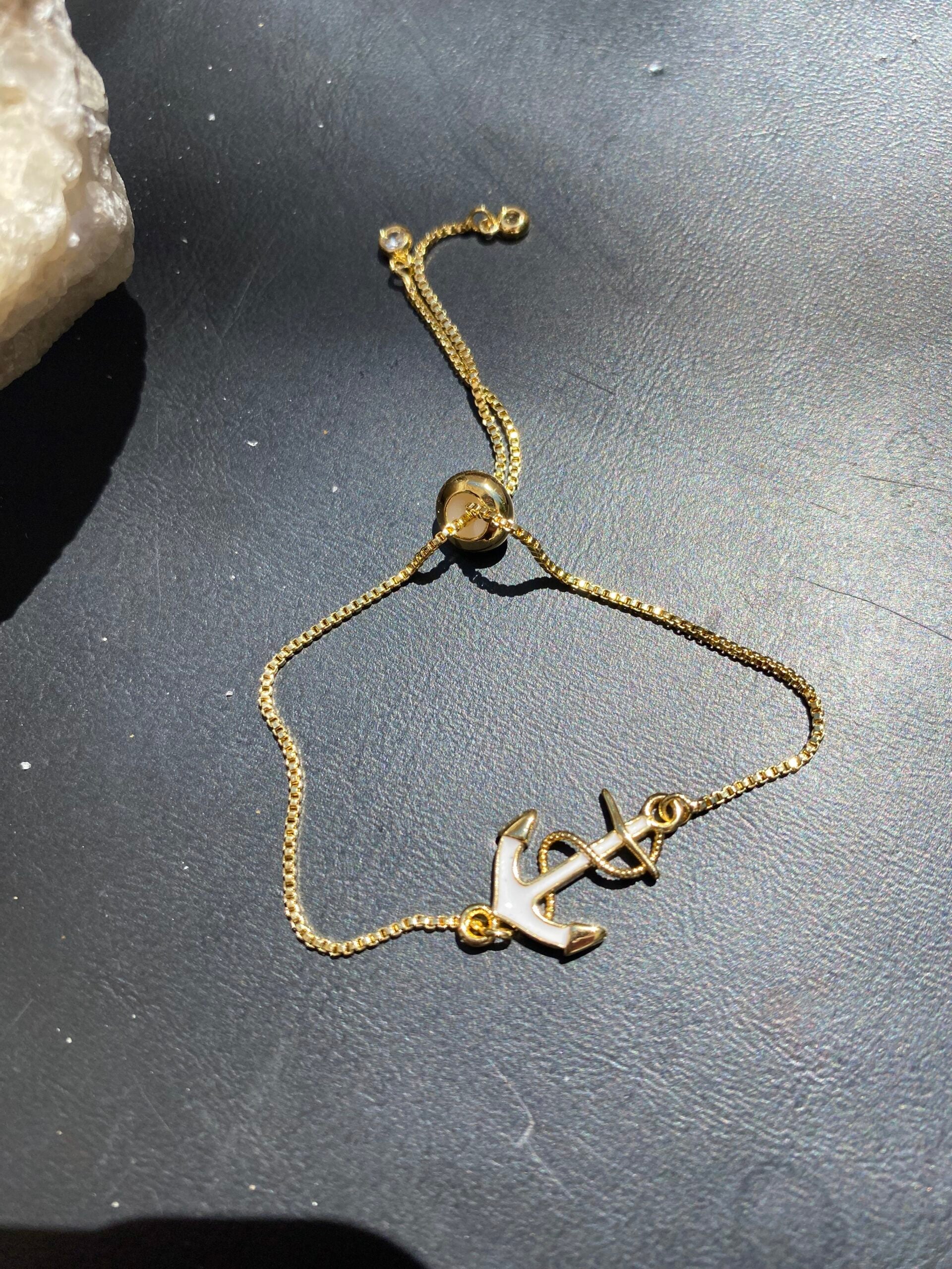 Bracelet Ancre : Élégance dorée et protection garantie