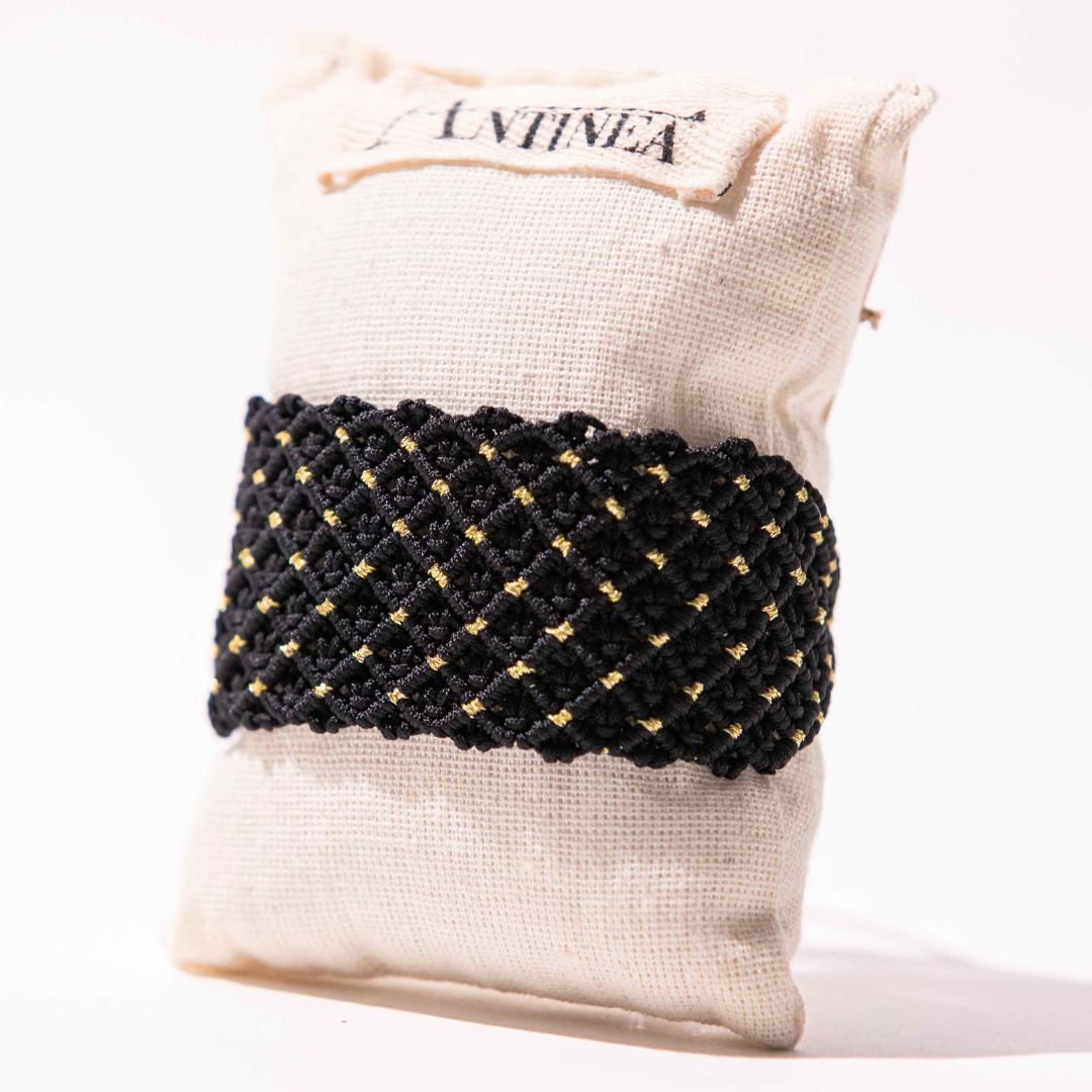 Bracelet manchette en micro-macramé noir et doré