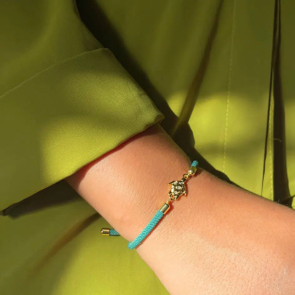 Bracelet ajustable tortue dorée sur corde verte fait main et symbolique