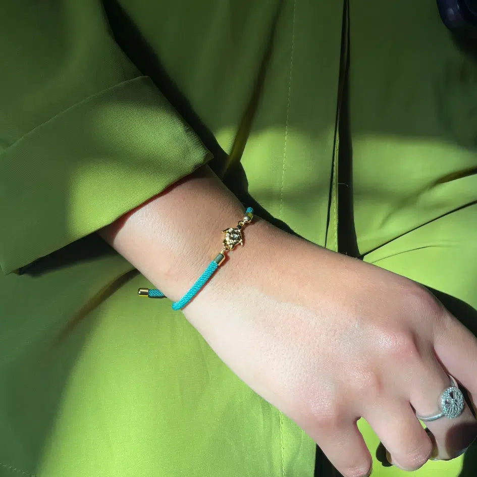 Bracelet ajustable tortue dorée sur corde verte fait main et symbolique
