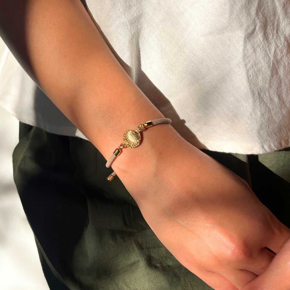 Bracelet coquillage double face fait main avec cordon beige et finitions dorées