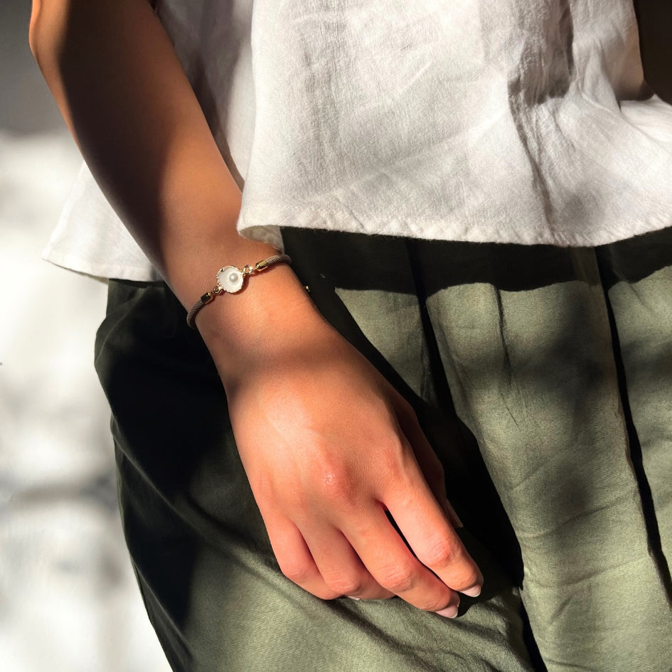 Bracelet coquillage double face fait main avec cordon beige et finitions dorées