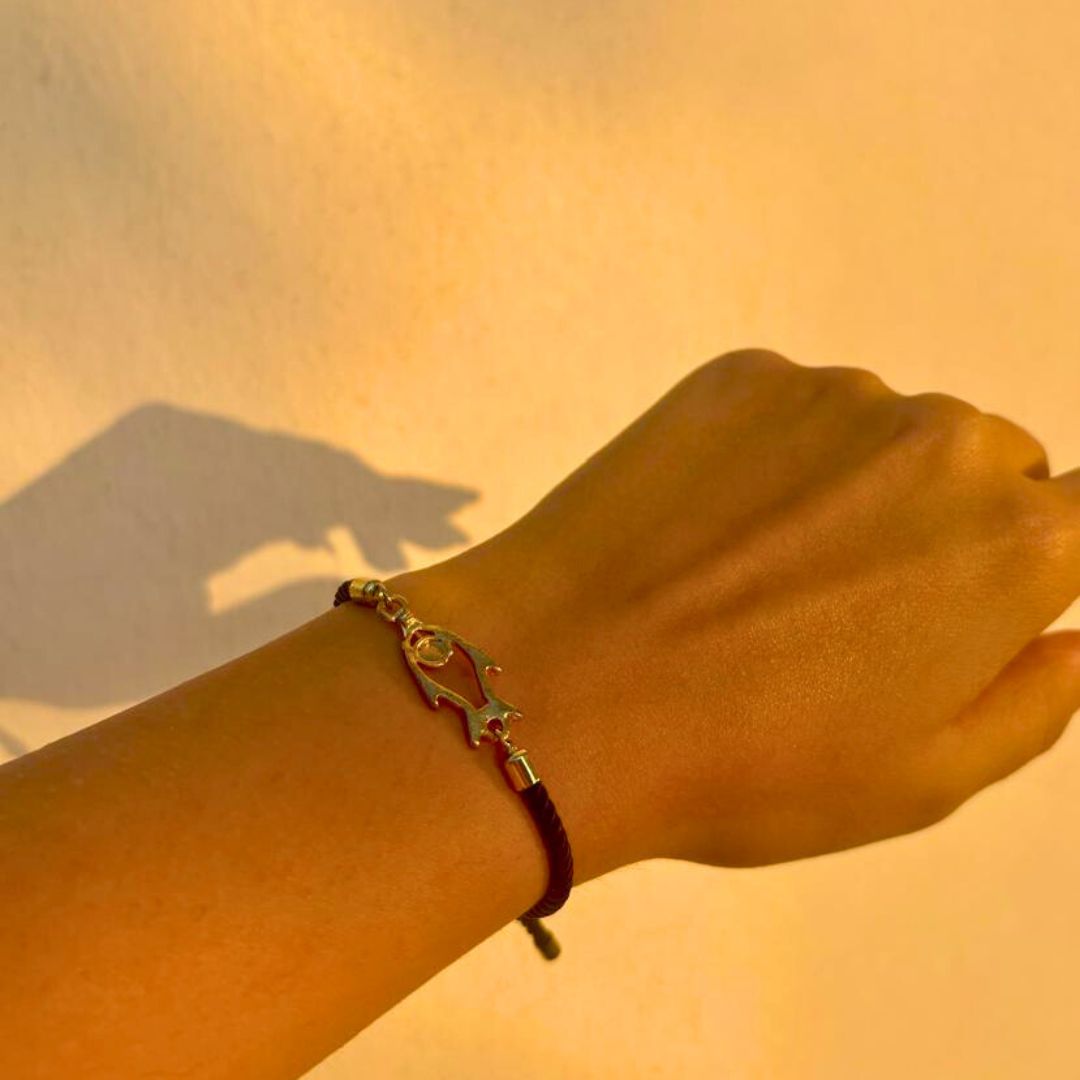 Bracelet en fil noir ajustable avec motif poisson doré