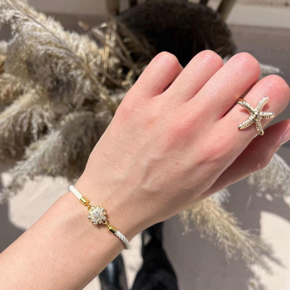Bracelet ajustable fait main – Fleur dorée et corde blanche