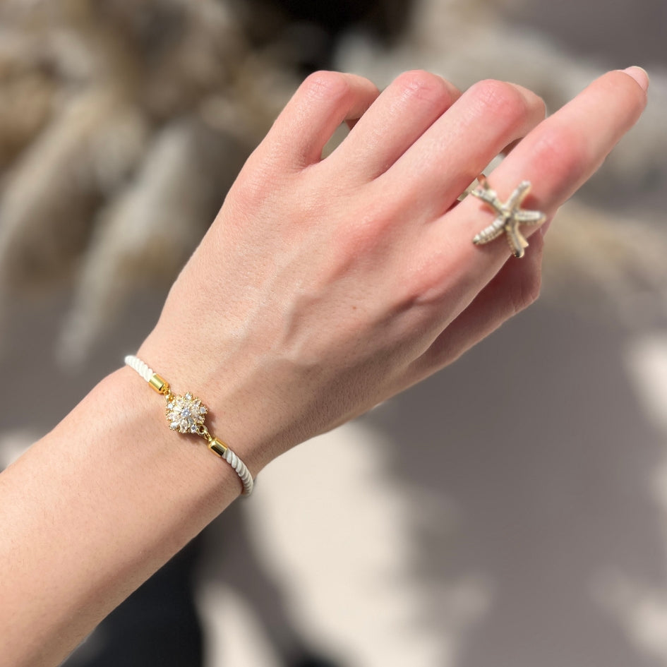 Bracelet ajustable fait main – Fleur dorée et corde blanche