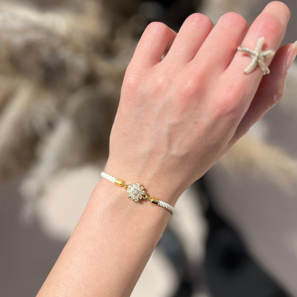Bracelet ajustable fait main – Fleur dorée et corde blanche