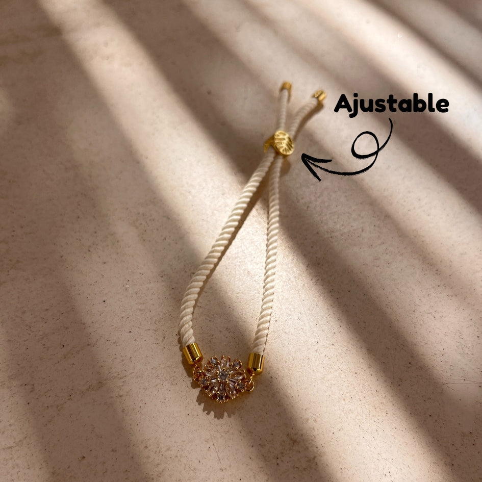 Bracelet ajustable fait main – Fleur dorée et corde blanche