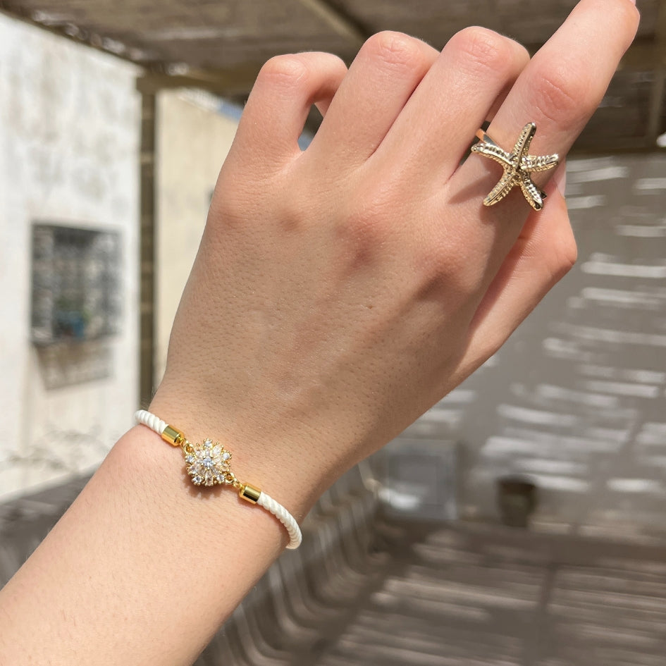 Bracelet ajustable fait main – Fleur dorée et corde blanche